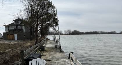 Waterfront 4 bedroom two full bath with arcade, kayaks and dock.