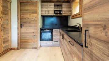 Een koelkast, een microgolfoven, een oven, een kookplaat