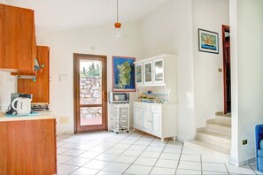 Réfrigérateur, lave-vaisselle, cafetière/bouilloire