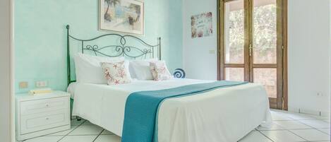 1 habitación, tabla de planchar con plancha y wifi