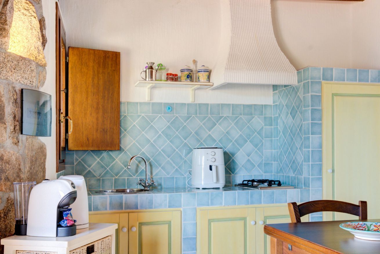 Een koelkast, een koffiezetapparaat/waterkoker, een waterkoker