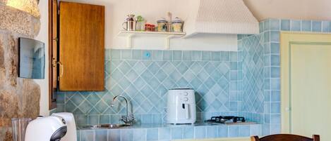 Een koelkast, een koffiezetapparaat/waterkoker, een waterkoker