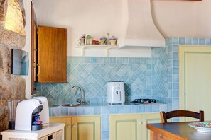 Kühlschrank, Wasserkocher mit Kaffee-/Teezubehör, Wasserkocher, Toaster