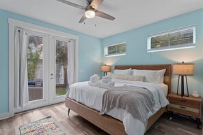 4 bedrooms, desk, iron/ironing board, travel cot - Turquoise Turtle - Hot Tub, Beach, Game room (Jacksonville Beach)