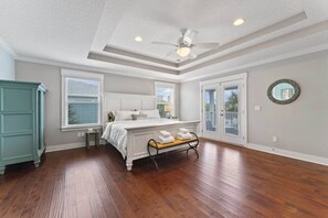 4 slaapkamers, een bureau, een strijkplank/strijkijzer, wifi