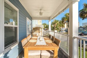 屋外ダイニングエリア