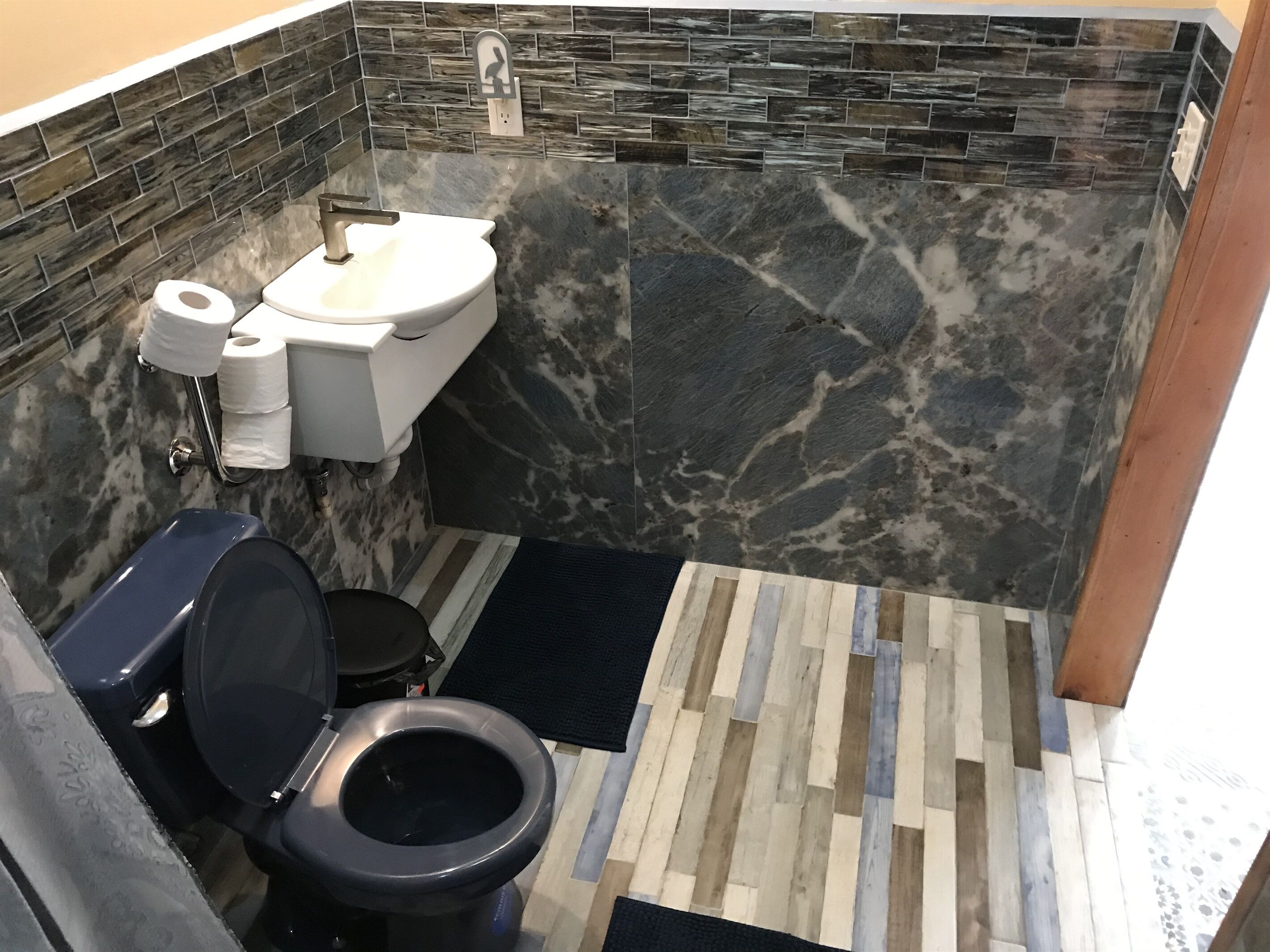 Un baño con inodoro, lavamanos y ducha.