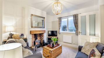 TV, fireplace