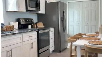 冰箱、微波炉、烤箱、炉灶