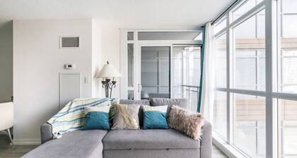 Private bedroom and bath Downtown Toronto, best location near CN tower