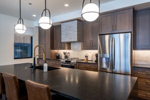 ثلاجة، ميكروويف، فرن، موقد طهي مسطح