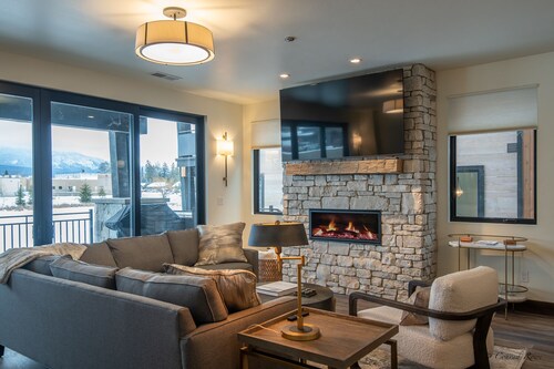 Brand New Luxury Condo Heart of Whitefish Minutes to Everything!
