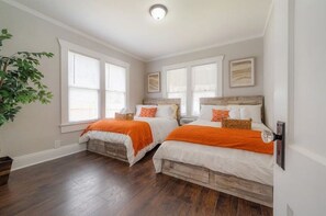 2 quartos, ferros/tábuas de passar roupa, Wi-Fi, roupa de cama