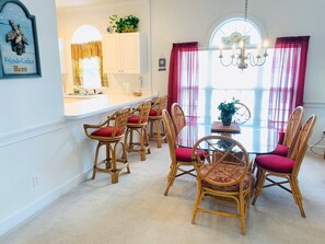 Dining - Peaceful condo in the center of Myrtle Beach (Myrtle Beach)