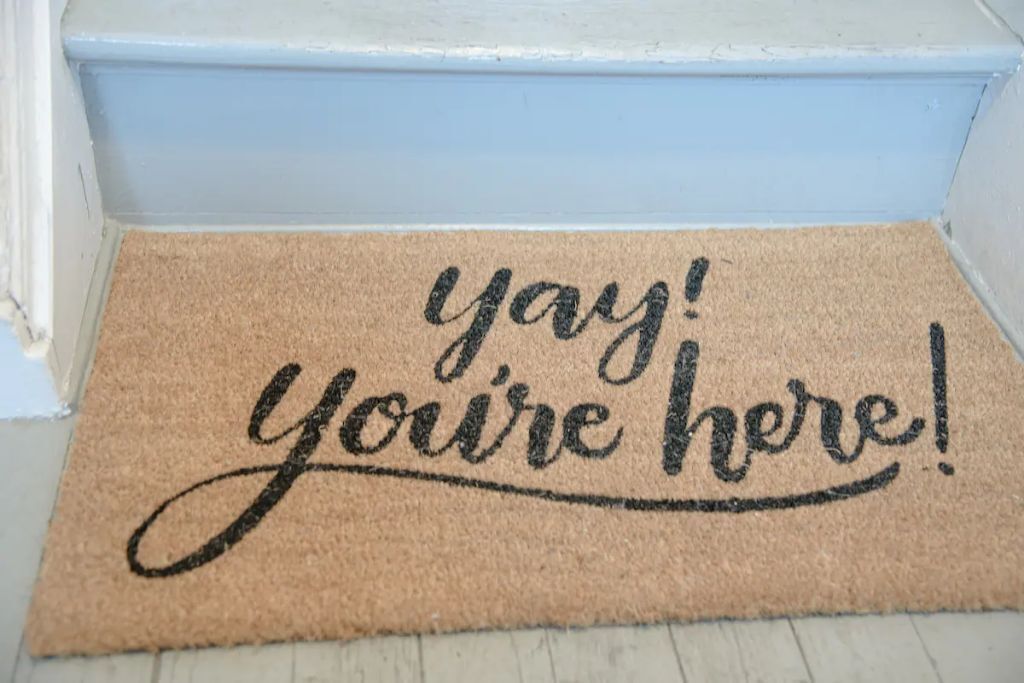 A doormat with the text "yay! you're here!"