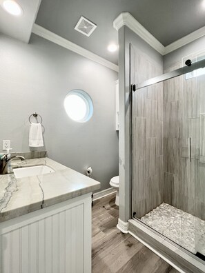 Douche, serviettes fournies