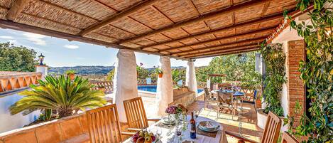 تناول الطعام بالخارج