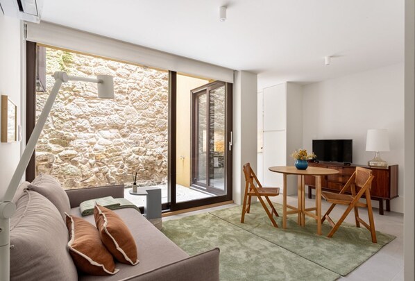 Flat-screen TV - ALTIDO - Estúdio de Aquecimento & Convite perto da Catedral do Porto (Porto)