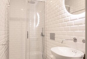 Douche, sèche-cheveux, serviettes fournies
