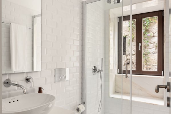 Een douche, een haardroger, handdoeken