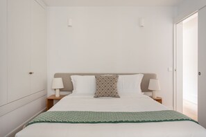 1 dormitorio, tabla de planchar con plancha, wifi y ropa de cama