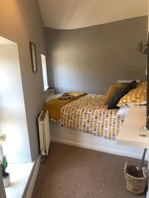 2 bedrooms, iron/ironing board, WiFi