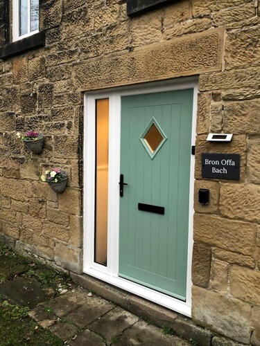 Escape to the Country @ Bron Offa Bach