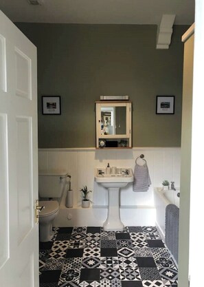 Bathtub, free toiletries, hair dryer, towels