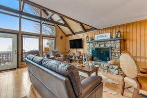 TV, fireplace - Charming dog-friendly condo - skiing, mountain-view, fireplace, & washer/dryer (Beech Mountain)