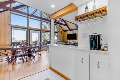 Charming dog-friendly condo - skiing, mountain-view, fireplace, & washer/dryer