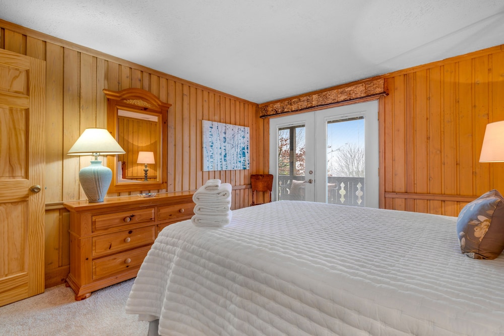 Charming dogfriendly condo skiing, mountainview, fireplace, & washer/dryer Beech Mountain