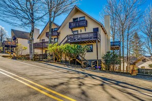 Exterior - Charming dog-friendly condo - skiing, mountain-view, fireplace, & washer/dryer (Beech Mountain)