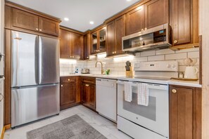 Fridge, microwave, oven, stovetop - Charming dog-friendly condo - skiing, mountain-view, fireplace, & washer/dryer (Beech Mountain)