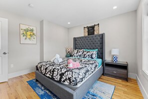 4 chambres, bureau, fer et planche à repasser, lit de bébé portatif