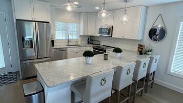 雪櫃、微波爐、焗爐、爐具