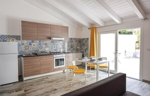 Fridge, stovetop, coffee/tea maker