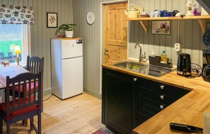 Frigorífico, microondas, cafetera o tetera y utensilios de cocina