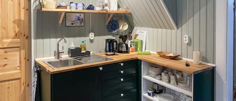 Kylskåp och kaffe- och tebryggare
