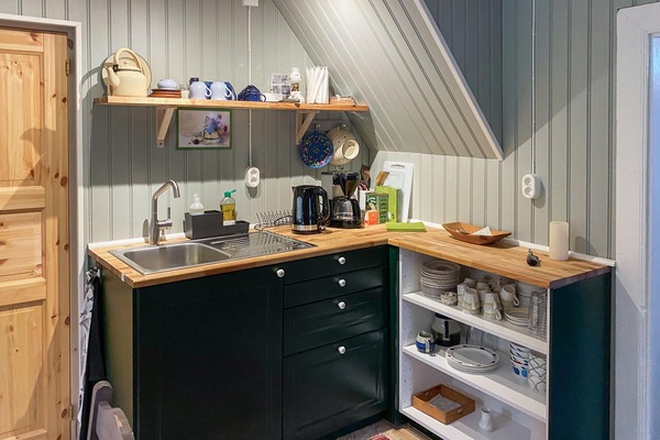 Fridge, coffee/tea maker