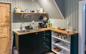 Fridge, coffee/tea maker