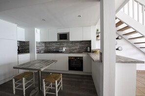 Refrigerador, microondas, horno y lavavajillas 