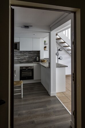 Køleskab, mikrobølgeovn, ovn, kogeplade