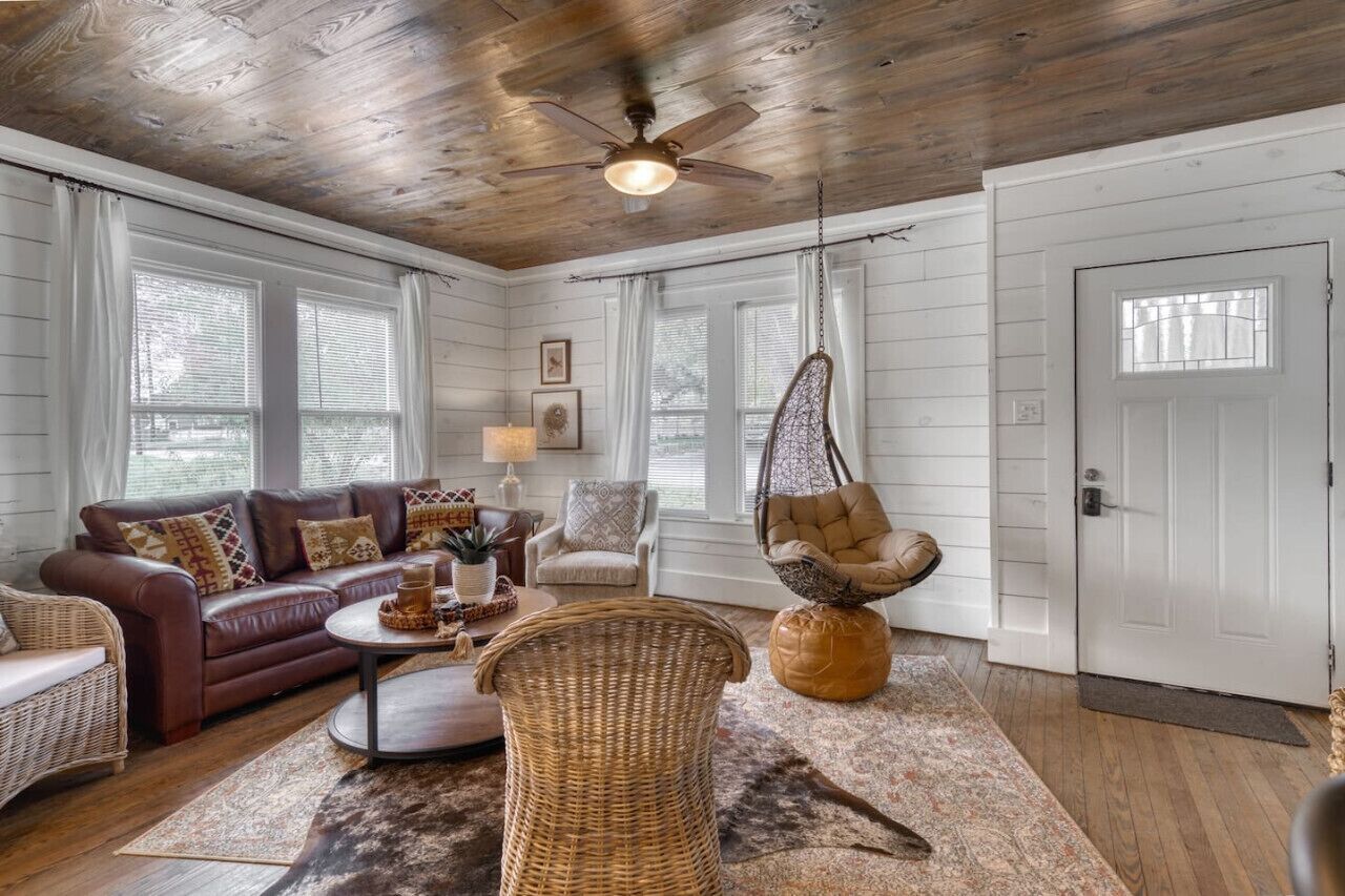 Chic & Sassy, 2 minutes to downtown Brenham!