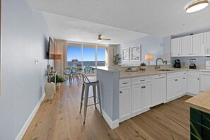 Een koelkast, een microgolfoven, een oven, een kookplaat