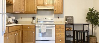 First Floor Little Cozy Studio with King Size Bed Downtown
