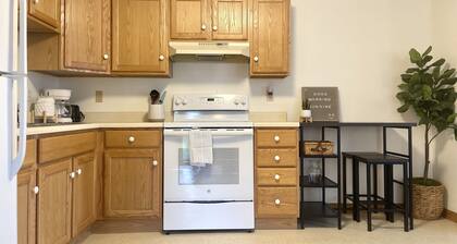 First Floor Little Cozy Studio with King Size Bed Downtown