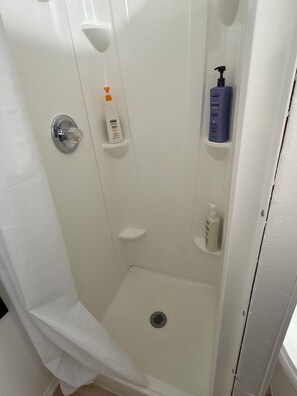 Dusj, hårføner, håndklær og såpe