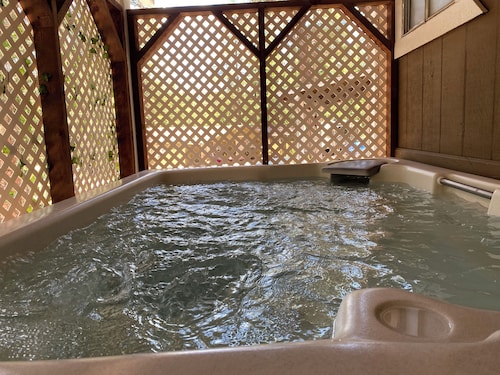 New remodeled Family Cabin-Multiple Beds, Fireplace, Horseshoes, Private Jacuzzi