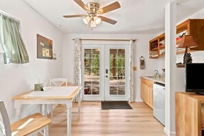 Interior - Pet friendly Fun Family Cabin- 3 Beds, Fireplace, Horseshoes, Swing, Hottub (Payson)