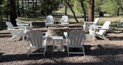 New remodeled Family Cabin-Multiple Beds, Fireplace, Horseshoes, Private Jacuzzi